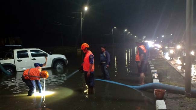 BPBD Sedot Banjir Jalan Raya Porong Lama Pakai Pompa
