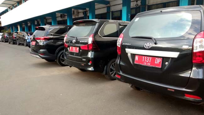 Parkiran Mobil Dinas di Pendopo Agung Pemkab Malang. (H Mansyur Usman/Memontum.Com)