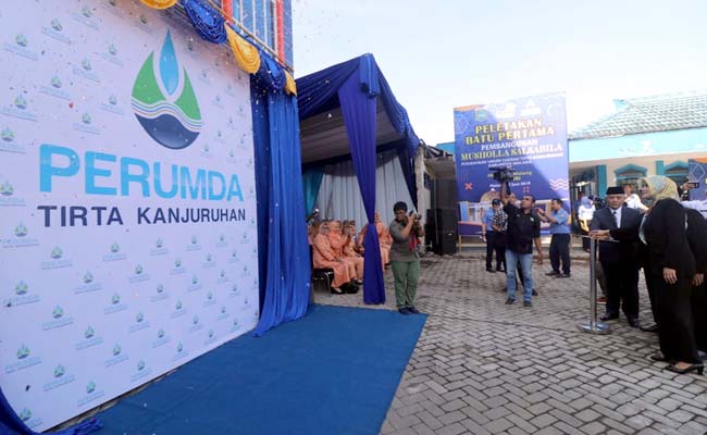RESMI : Plt Bupati Malang HM Sanusi saat meresmikan logo baru Perumda Tirta Kanjurhan Kabupaten Malang. (H Mansyur Usman/Memontum.Com)