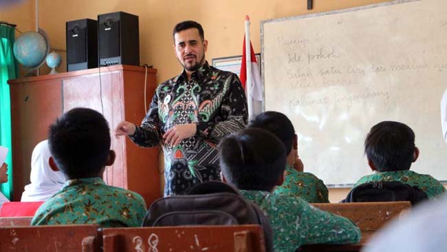 Habib Hadi saat datangi sekolah SD yang di kota Probolinggo dan berjnteraksi dengan murid (pix)