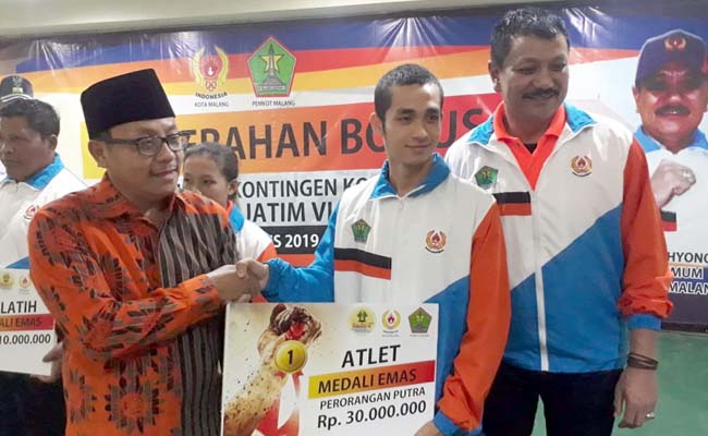 Pemberian Bonus Atlet oleh Walikota Malang Drs H Sutiaji dan Ketua KONI Kota Malang Eddy Wahyono. (gie)