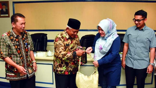 PEMIMPIN : Plt Bupati Malang Drs HM Sanusi MM Bersama Irna Narulita, SE, MM Bupati Padeglang Banten. (Ist)