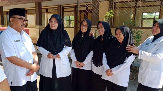 Kadisdikbud Bondowoso, H. Harimas berbincang dengan para guru SMPN 6 usai mengecek rehab gedung sekolah. (ido)