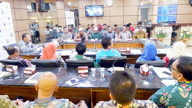 DENGAR PENDAPAT: Audiensi warga Desa Kukusan dengan bupati di ruang Intellegence Room, kemarin. Tampak hadir dari kepolisian dan TNI . (im)