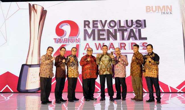 Direktur Utama Petrokimia Gresik, Rahmad Pribadi (ke-4 dari kanan) bersama dewan juri Revolusi Mental Award BUMN usai menerima tropi penghargaan The Best CEO Revolusi Mental Etos Kerja