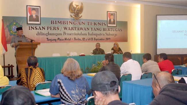 SAMBUTAN - Bupati Sidoarjo, Saiful Ilah memberikan sambutan dalam acara Bimbingan Teknis (Bimtek) Insan Pers di Hotel Tanjung Plaza, Prigen, Kabupaten Pasuruan, Kamis (12/09/2019) malam