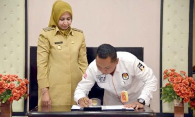 Ketua KPU M Syai'in bersama Bupati Jember saat menandatangani NPHD. (Kj 1)
